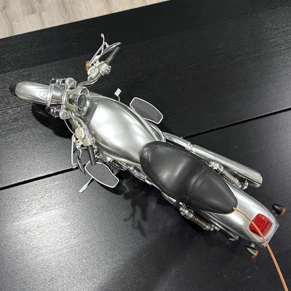 Vintage Harley-Davidson Remote Control V-Rod Motorcycle - Picture 10 of 14